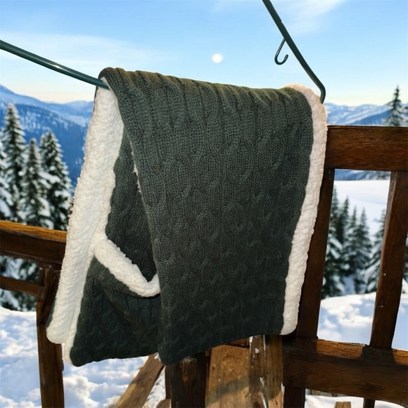 Scarf with pockets - Cozy Cable Knit scarf with Sherpa Lining - Picture 2 of 3